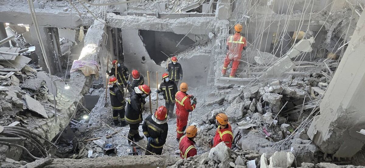 باشگاه خبرنگاران -نجات ۱۲ شهروند از زیر آوار در خیابان دردشت تهران