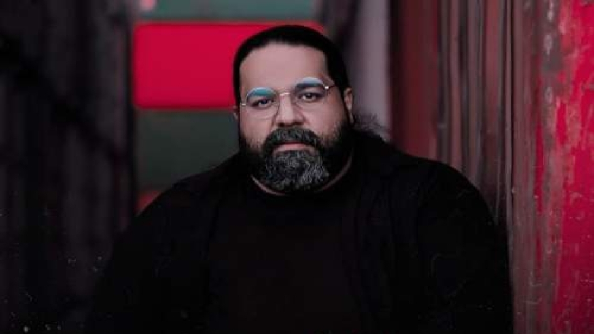 باشگاه خبرنگاران -رضا صادقی برای «وطن» می‌خواند