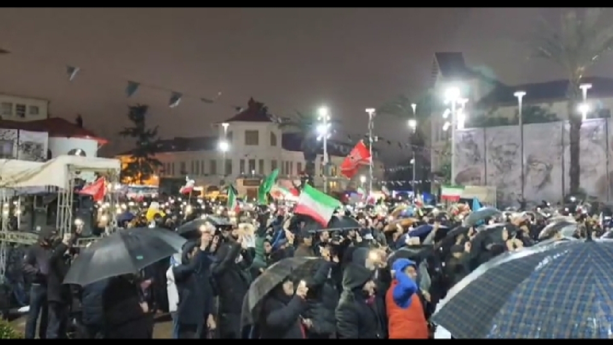 باشگاه خبرنگاران -جلوه‌ای از وفاداری مردم رشت در زیر بارش باران + فیلم