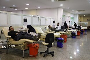اهدای خون برای کمک به مجروحان جنگ تحمیلی در تهران