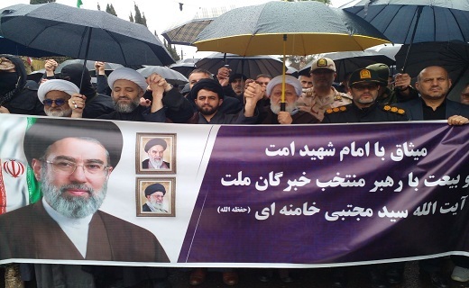 بیعت با سومین رهبر انقلاب اسلامی زیر باران در گیلان + فیلم و تصاویر