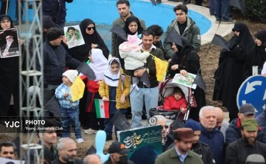 به یاد دختران میناب ؛ حضور دانش آموزان گیلانی با لباس مدرسه به یاد دختران میناب ؛ حضور دانش آموزان گیلانی با لباس مدرسه