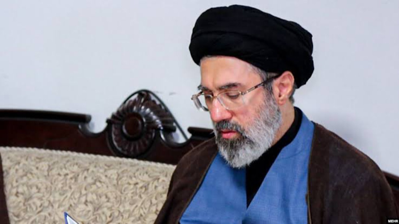 بیعت جمعی از  نویسندگان مفتخر به دریافت تقریظ امام شهید با آیت‌الله سیدمجتبی خامنه‌ای