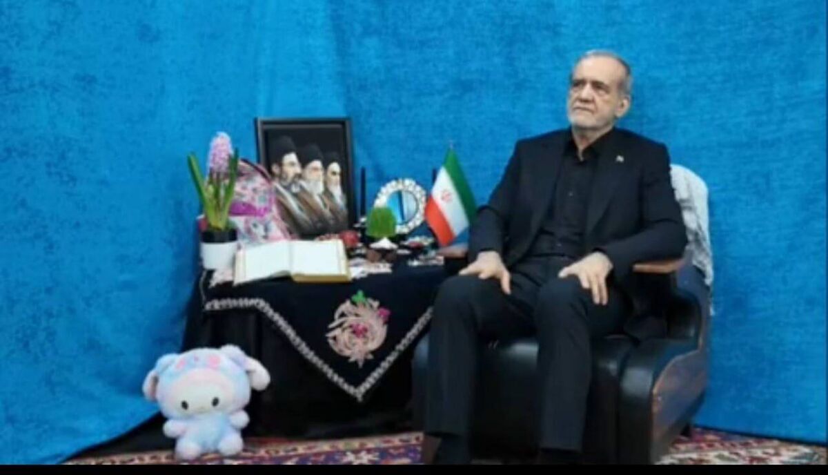 باشگاه خبرنگاران -یادگار کودکان شهید میناب در کنار رئیس‌جمهور