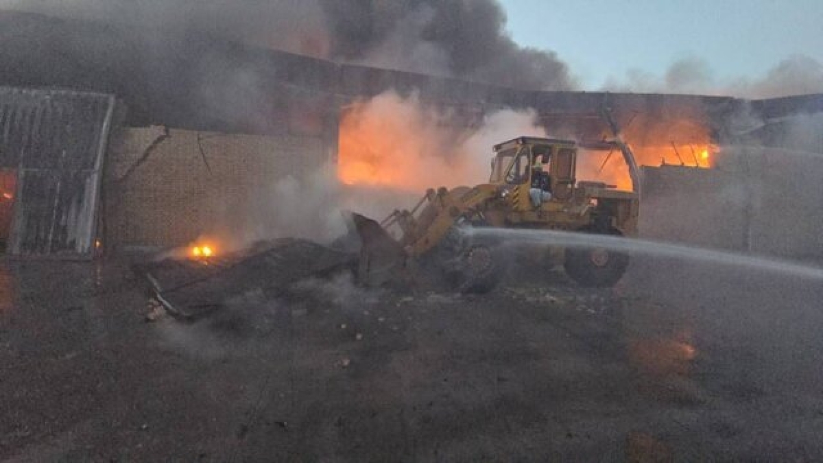 باشگاه خبرنگاران -آتش‌سوزی در کارخانه تولید کفش در جاده خاوران