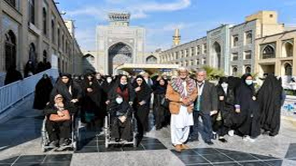 تعویض پرچم گنبد حرم امام رضا علیه‌السلام در آغاز ماه محرم + فیلم