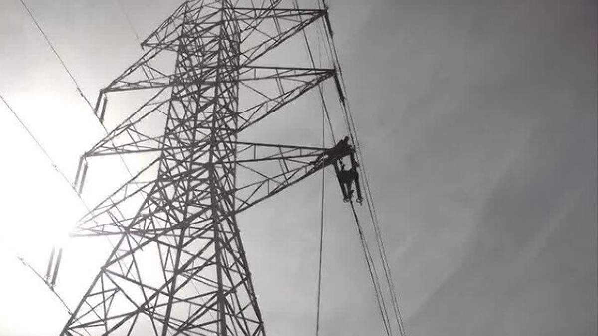 باشگاه خبرنگاران -افزایش پایداری برق با تعویض بیش از ۲۰۰۰ زنجیره مقره در اهواز