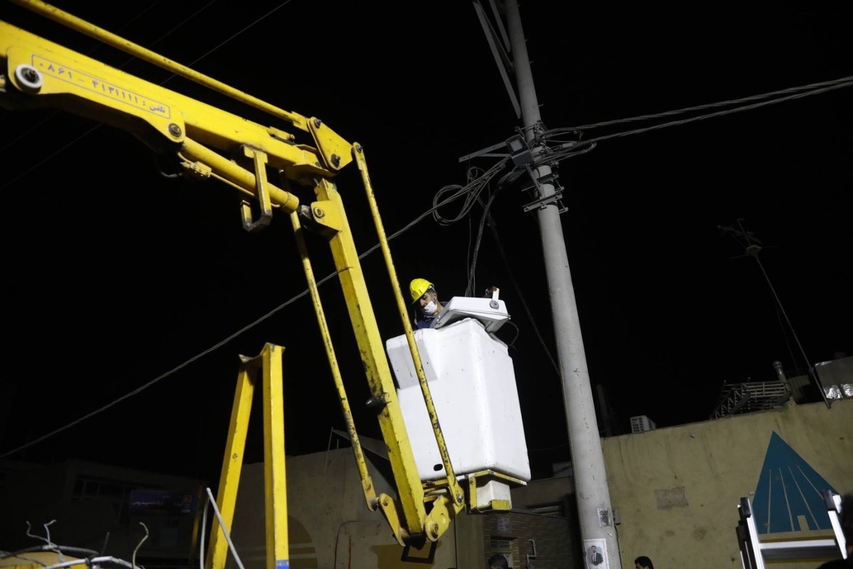 باشگاه خبرنگاران -اختلال در برق چند منطقه تهران بر اثر آسیب به یکی از خطوط اصلی برق / برق بیشتر نقاط در تهران وصل شد