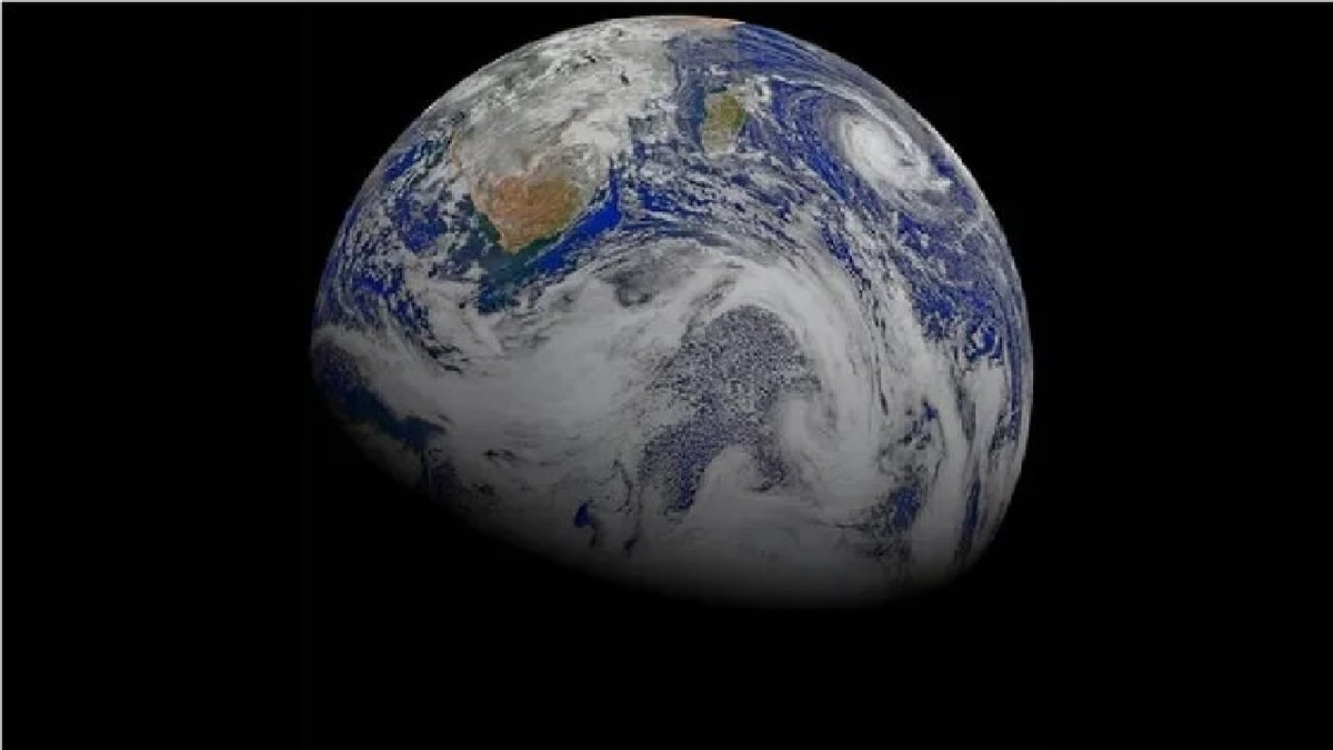 باشگاه خبرنگاران -چرا برخی به زمین تخت، شبح و نظریه‌های توطئه باور دارند؟