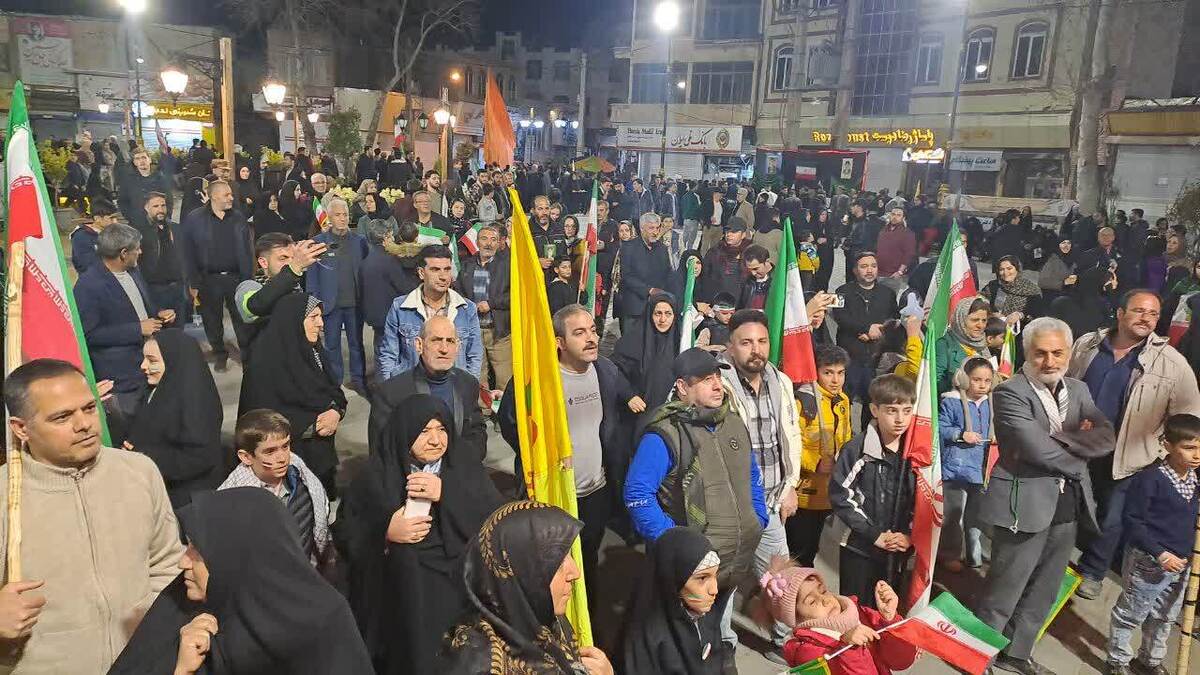 باشگاه خبرنگاران -گوشه‌هایی از قرار وطن دوستی مردم ولایتمدار خوی در تجمع شبانه + عکس