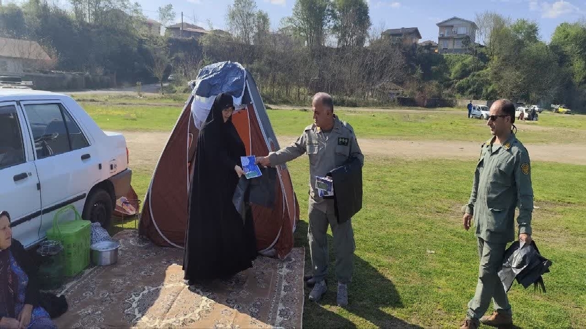 باشگاه خبرنگاران -توزیع کیسه زباله میان گردشگران در روز طبیعت