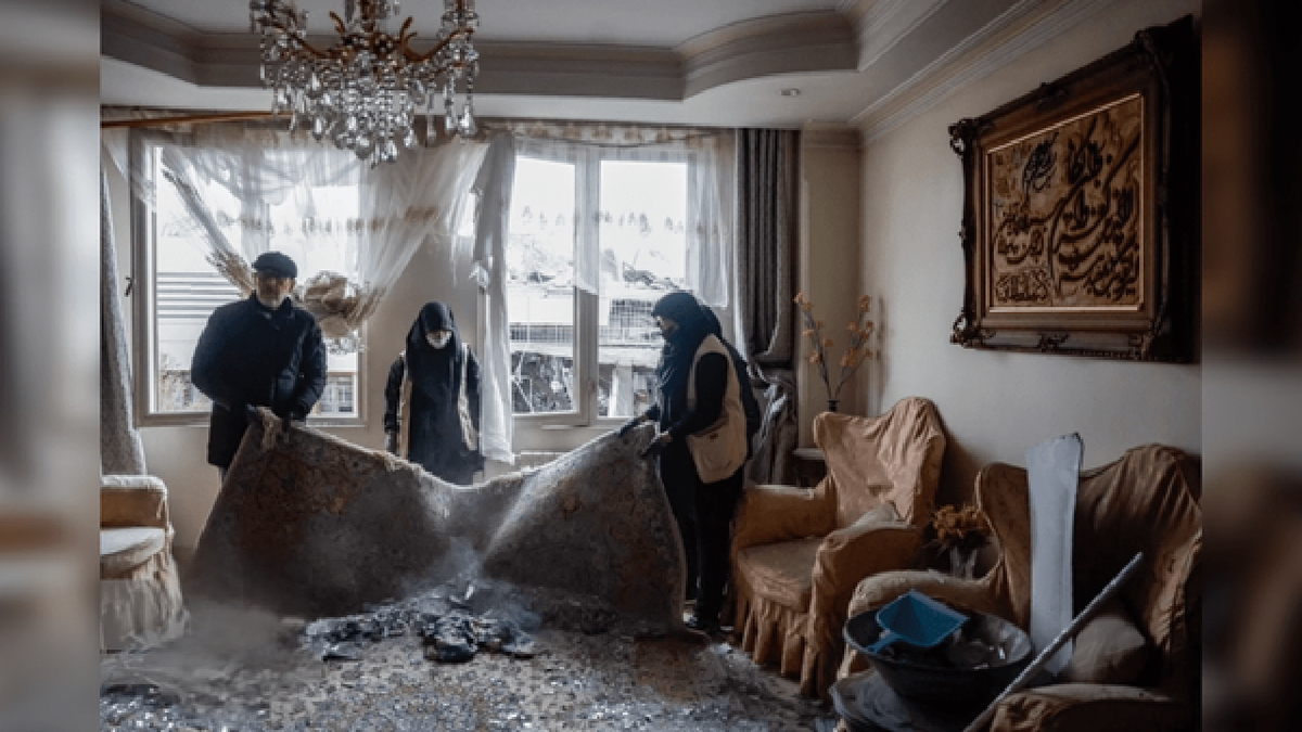 باشگاه خبرنگاران -ماجرای زنی که در قلب آوار هم  به پرچم‌ ایران  پناه برد