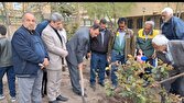 کاشت ۴٠ اصله نهال و گل بمناسبت اربعین رهبر شهید امت و شهدای جنگ رمضان درخوی +فیلم وعکس