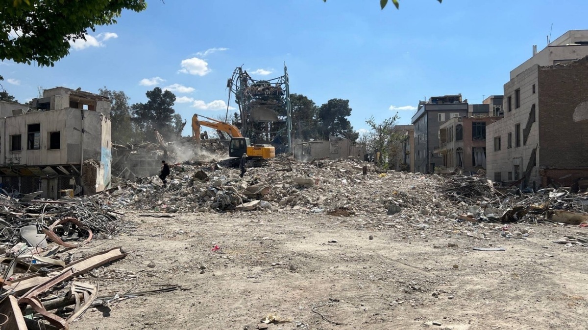 باشگاه خبرنگاران -بازدید از روند پاکسازی نقاط اسیب دیده  در منطقه۱۴