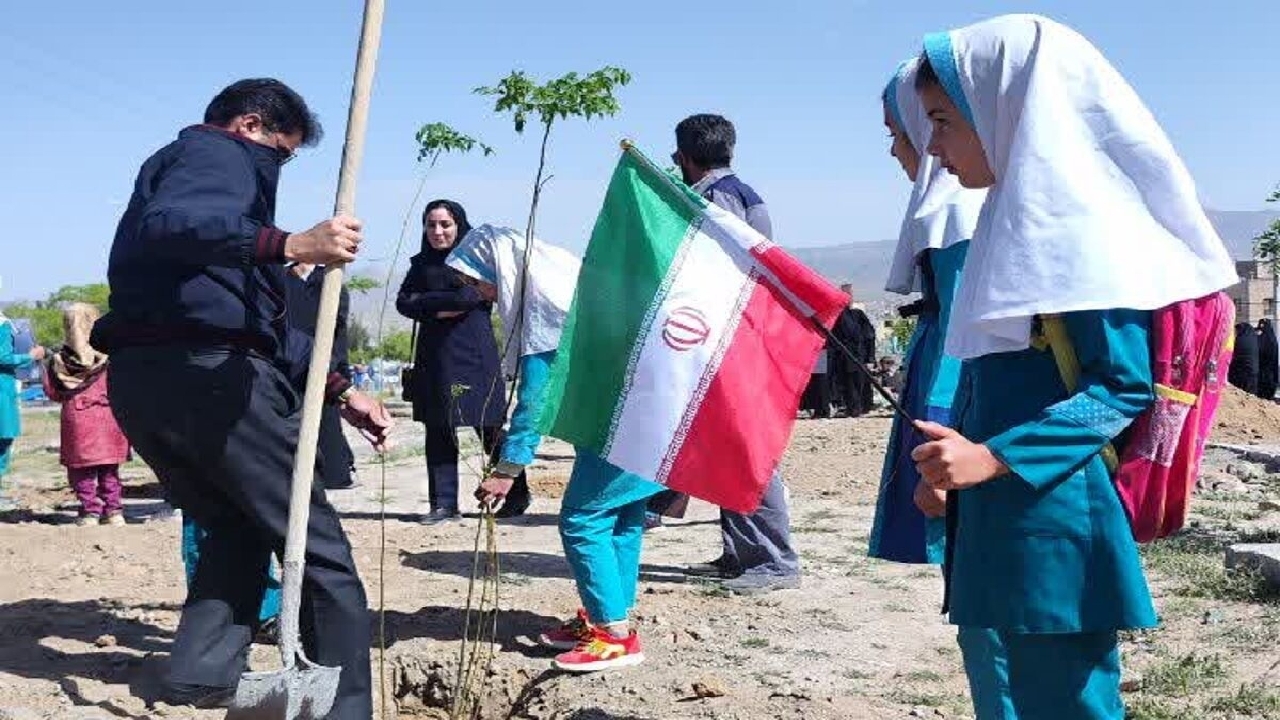دانش‌آموزان بسیجی یک میلیون و ۴۰۰ هزار نهال به نیت رهبر شهید غرس کردند