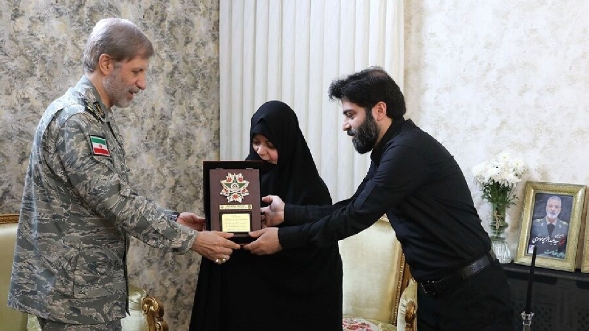 باشگاه خبرنگاران -اهدای نشان فداکاری به خانواده سپهبد موسوی سیدالشهدای نیرو‌های مسلح