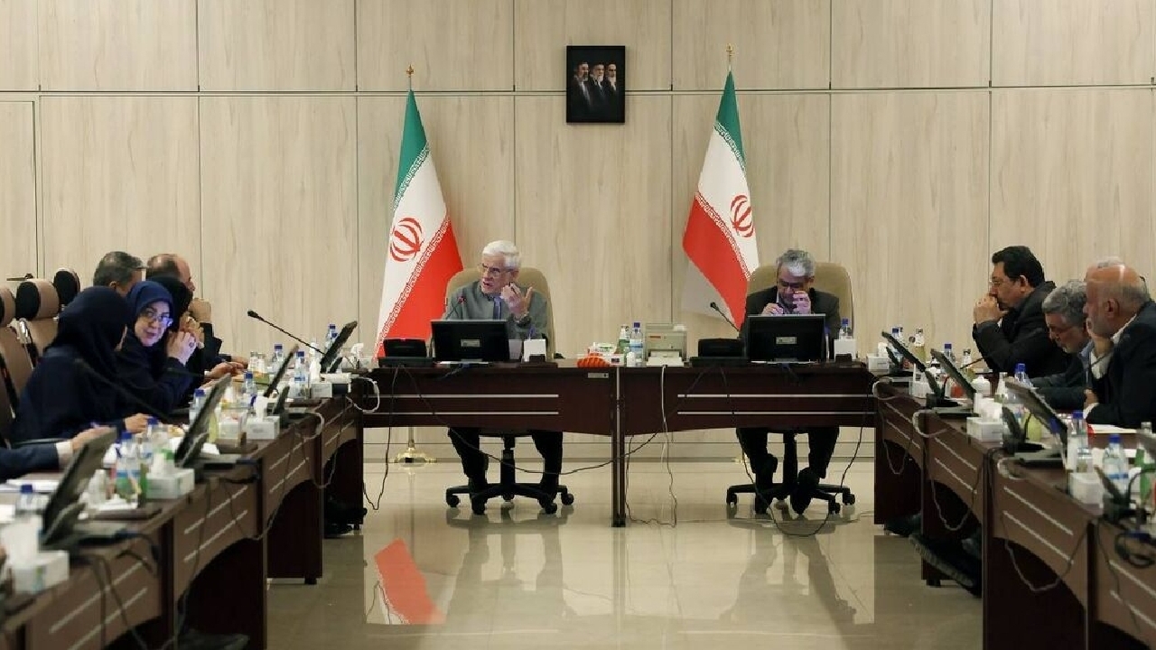 عارف: تیم مذاکره‌کننده با شجاعت از منافع ملی دفاع می‌کند