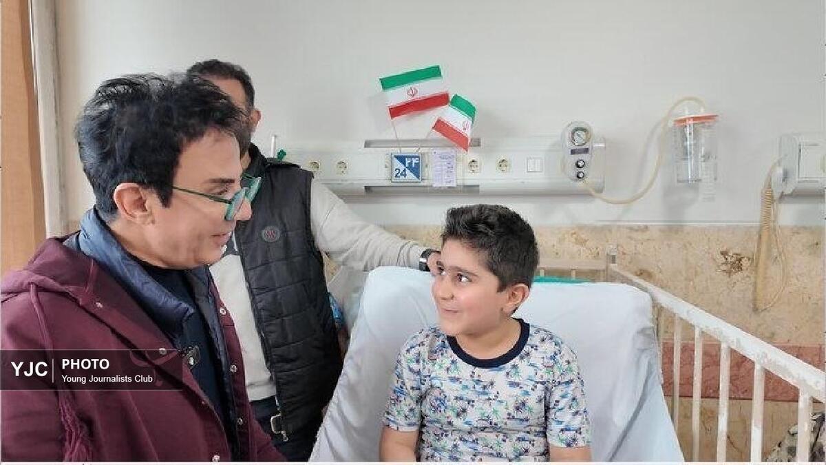 باشگاه خبرنگاران -دیدار عموپورنگ با کودکان مجروح شده در جنگ رمضان