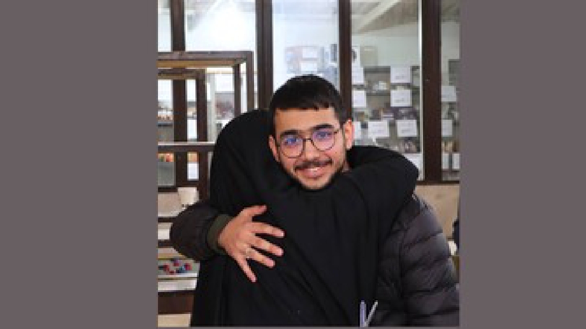 باشگاه خبرنگاران -جوان رشیدی که در عکس می‌خندد، دیروز روی دستان دوستانش تشییع شد