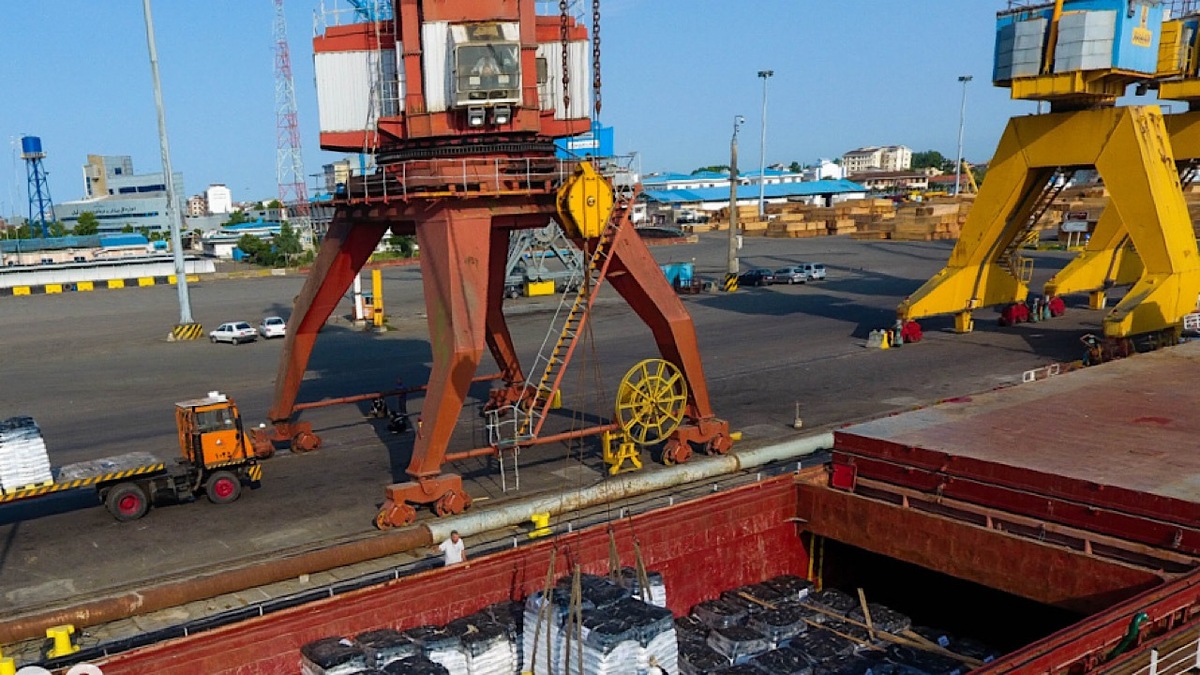 باشگاه خبرنگاران -تخلیه و ارسال کالا‌های اساسی به سراسر کشور از بنادر ادامه دارد