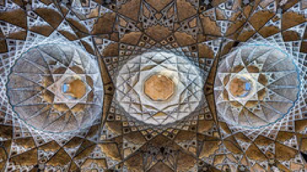 باشگاه خبرنگاران -شکوه بنای تیمچه بزرگ قم و تلاقی هنر، اقتصاد و معنویت در یک قاب