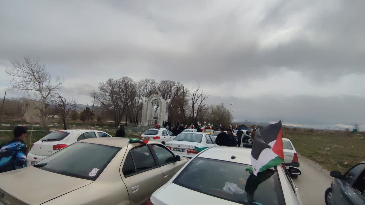 حضور پرشکوه اهالی روستای شهید پرور صالح آباد در رژه خودرویی حضور پرشکوه اهالی روستای شهید پرور صالح آباد در رژه خودرویی