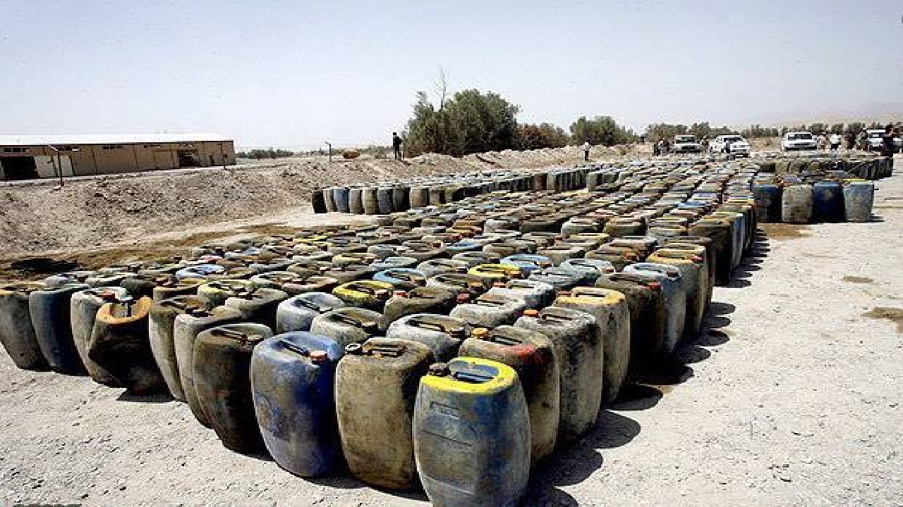 برخورد با قاچاق و گرانفروشی سوخت در شرایط جنگ تحمیلی تشدید شد