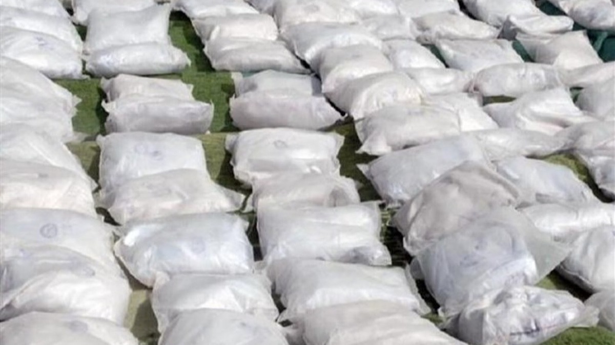 باشگاه خبرنگاران -کشف بیش از یک تن و ۳۰۰ کیلو گرم شیشه در سیستان و بلوچستان