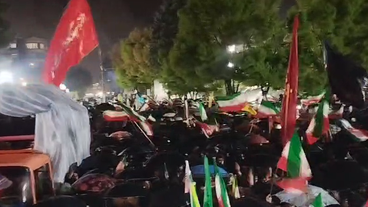 باشگاه خبرنگاران -اجتماع عظیم بروجردی‌ها زیر بارش باران در شب موج پنجاه و یکم