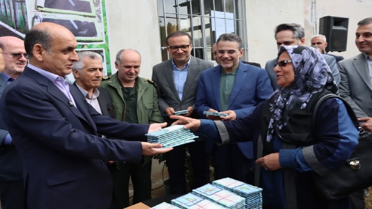 باشگاه خبرنگاران -آغاز عملیات توزیع ۱۲ هزار جعبه تخم نوغان در گیلان