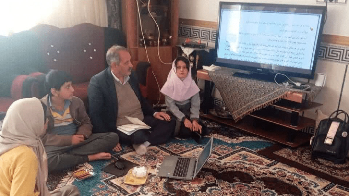 باشگاه خبرنگاران -معلمی که اجازه نداد کمبود امکانات مانع تحصیل ۳ دانش‌آموز شود