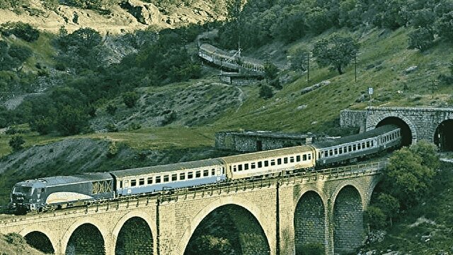 لرستان، سرزمین آبشارها؛ جایی که قطار از کنار بهشت عبور می‌کند + فیلم