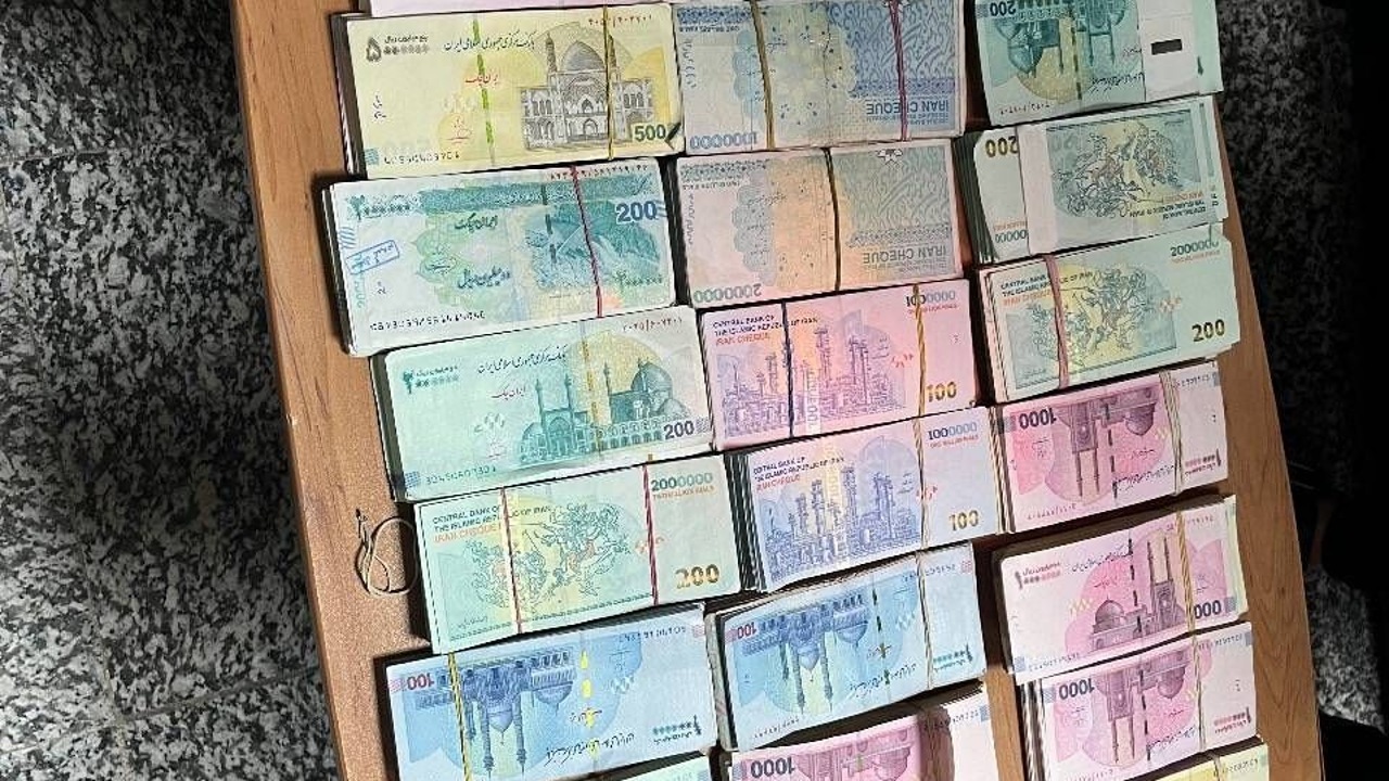 کشف نزدیک به ۱۲ میلیارد تومان چک مسافرتی قاچاق توسط گمرک میلک