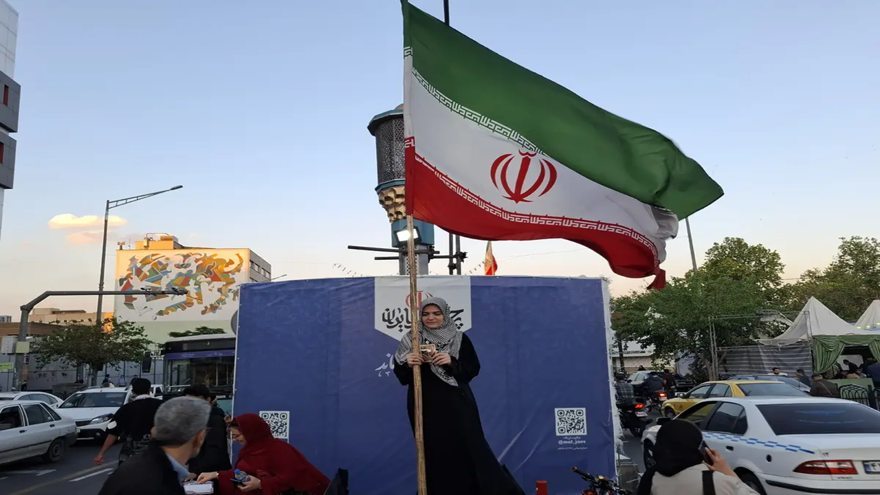 پرچمی که تاریخ را لمس کرد؛ لحظه‌ای از ایستادگی ملت