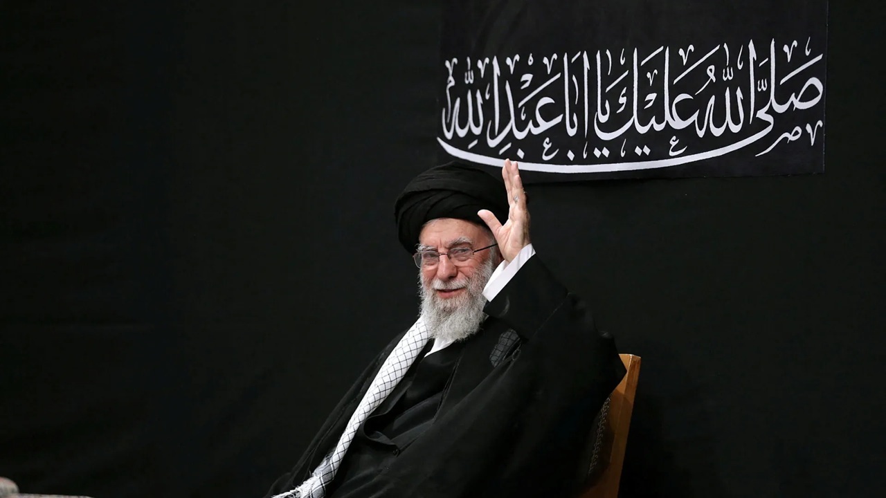 داستان لباس خادمی رهبر شهید انقلاب + فیلم