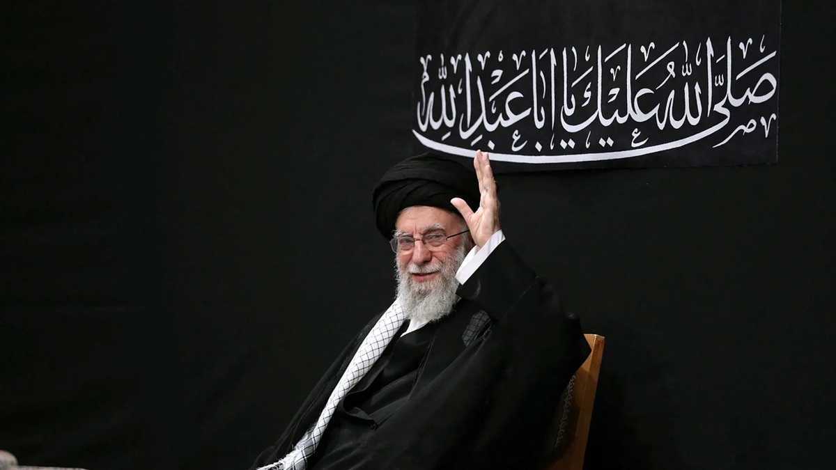 ماجرای دیدار ساده پیرزن روستایی با رهبر شهید + فیلم