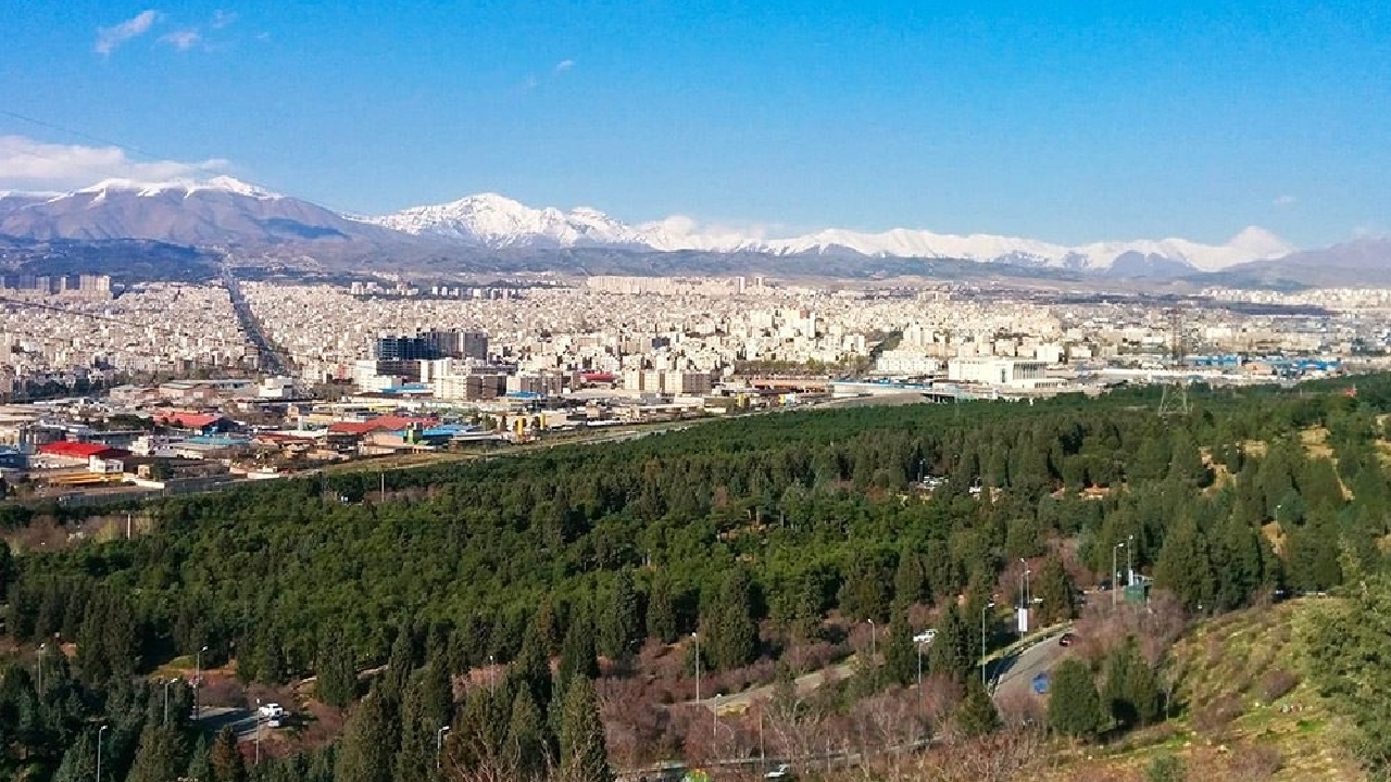 سمپاشی درختان سرخه‌حصار برای پیشگیری از شیوع آفت سوسک پوستخوار