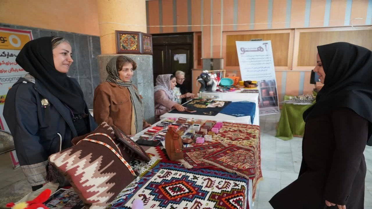 برپایی نمایشگاه عرضه محصولات مشاغل خانگی صنایع‌دستی در ارومیه + تصاویر