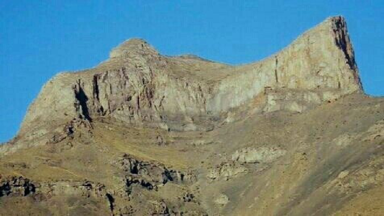 پادشاه دادگر شاهنامه به کدام کوه پناه برد؟