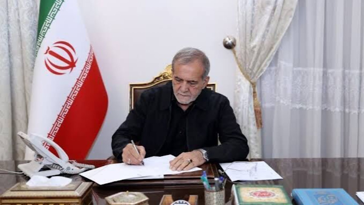 پزشکیان: فردوسی، میان پهلوانان ملی و دینی ایران پیوندی ماندگار برقرار کرد
