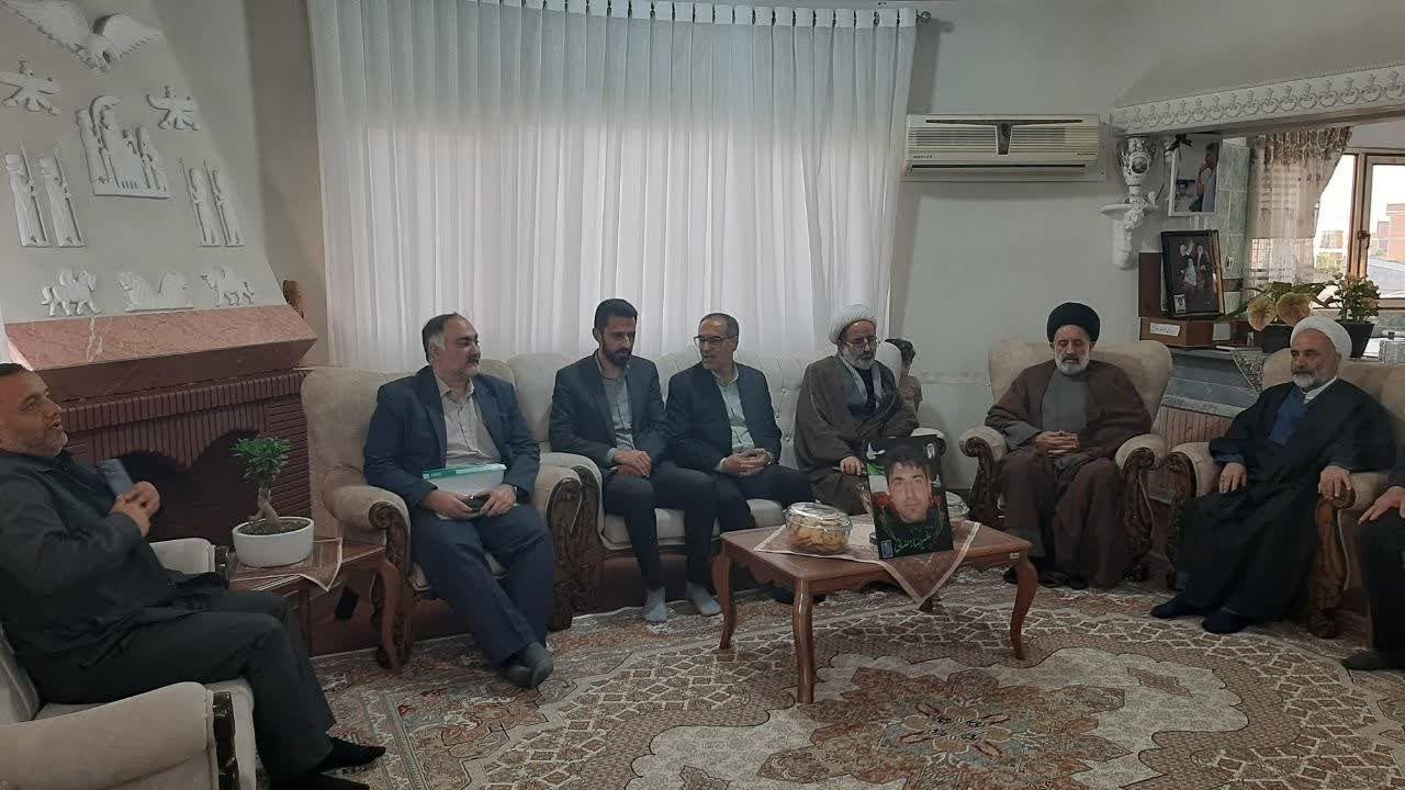 ابلاغ سلام و پیام رهبر انقلاب به خانواده شهدای آملی جنگ رمضان