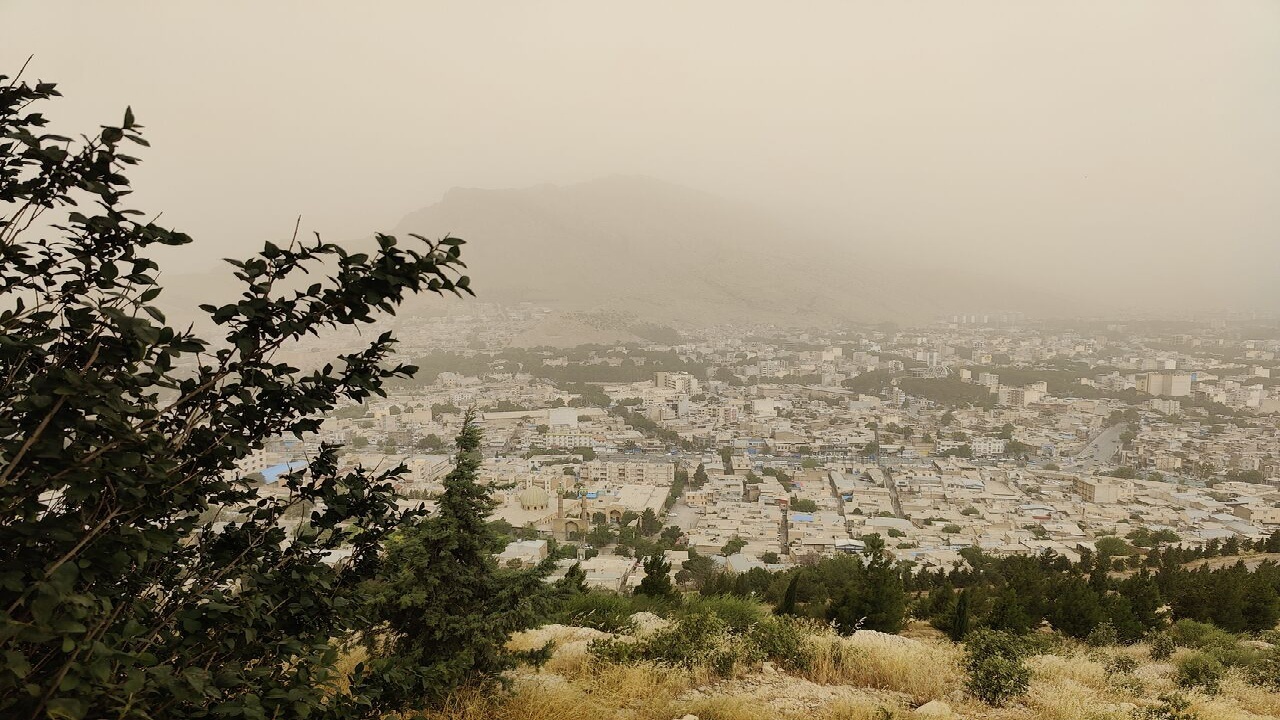 ماندگاری ریزگردها در جنوب ایلام؛ دید افقی در دهلران به ۲ کیلومتر رسید