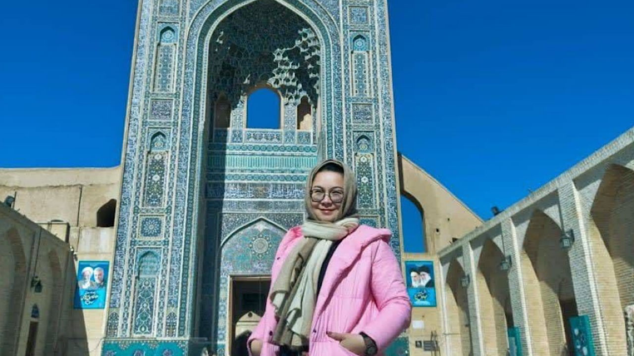 مشارکت یک بانوی نیک اندیش چینی برای ساخت مدرسه شجریه طیبه میناب