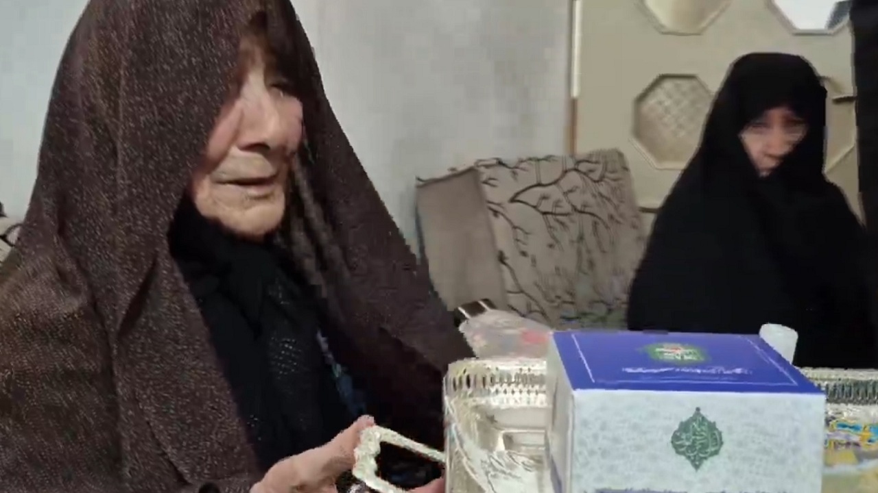 تجلیل خادمان حرم مطهر رضوی از مقام والای مادر شهید کشاورزیان