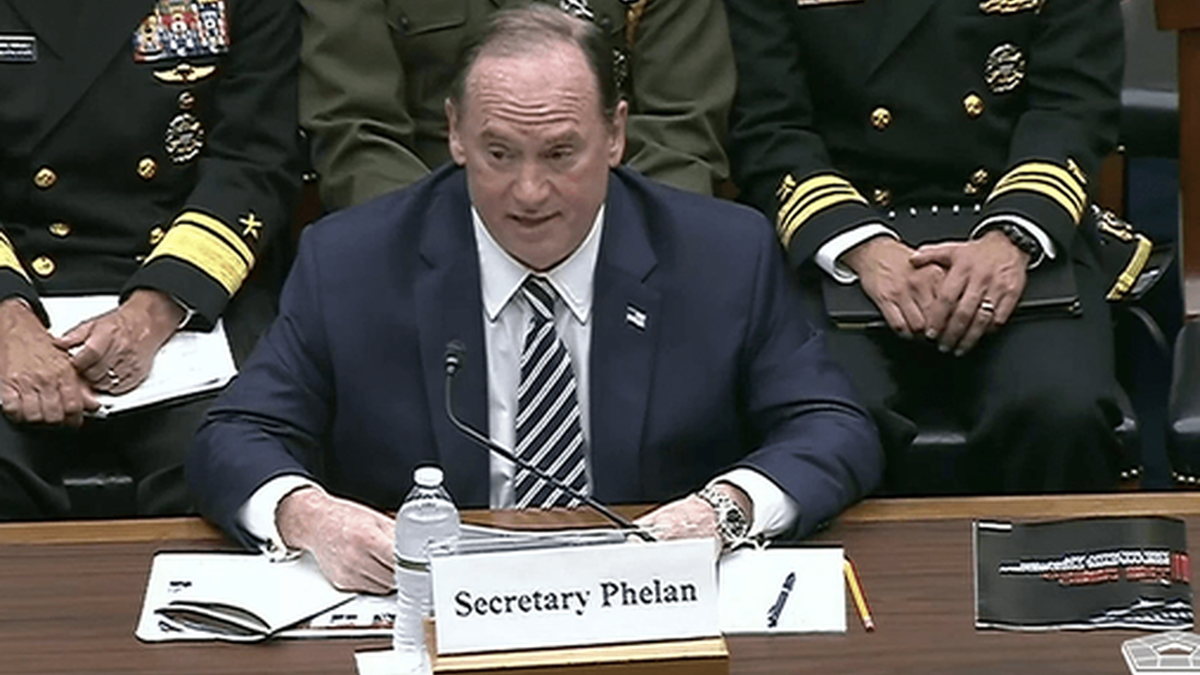 ماجرای استعفای اجباری وزیر نیروی دریایی آمریکا + فیلم