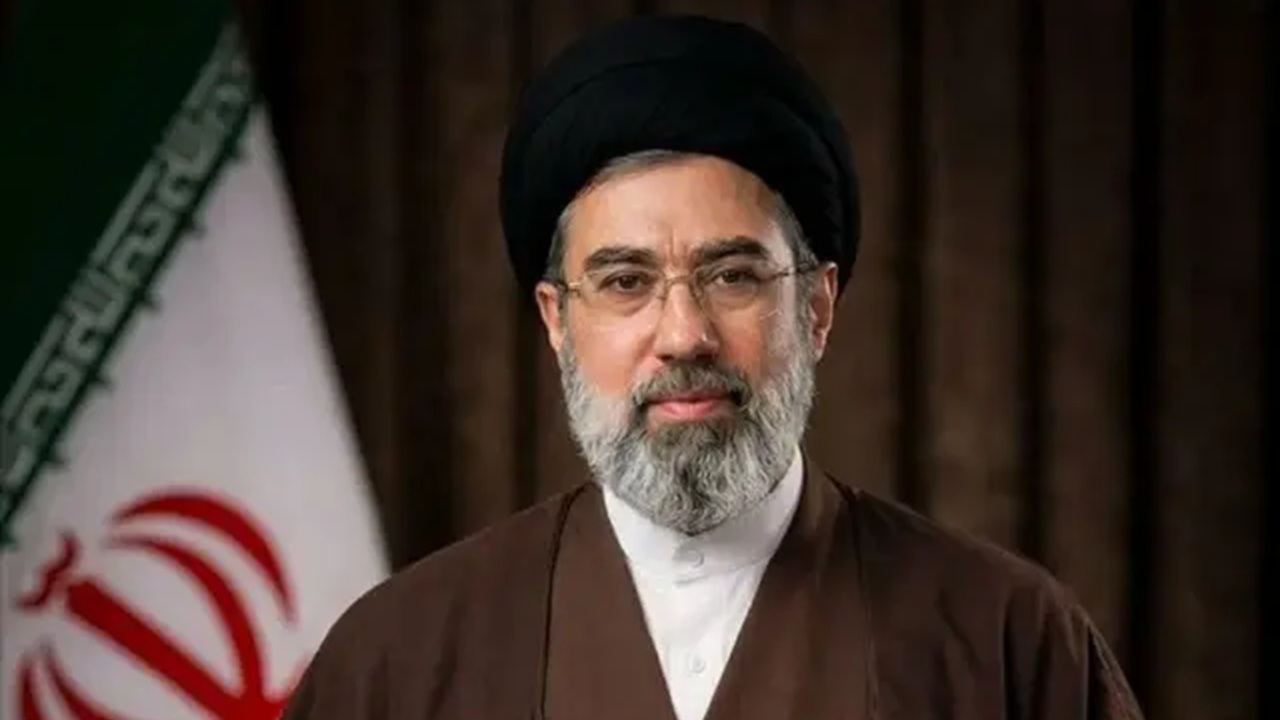ماجرای توسل حضرت آیت‌الله سیدمجتبی خامنه‌ای به امام رضا (ع) برای آزادی رهبر شهید از زندان پهلوی + فیلم