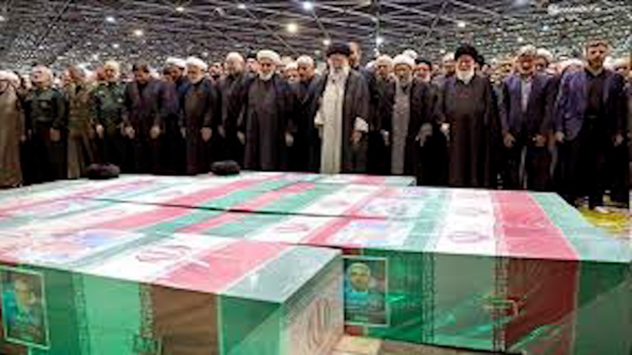 دیدار خانواده شهید رئیسی با رهبر انقلاب در مراسم اقامه نماز بر پیکر رئیس شهیدان خدمت + فیلم