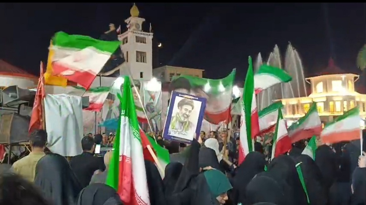 باشگاه خبرنگاران -طنین «پیرو امر رهبریم» در میدان شهدای ذهاب رشت + فیلم