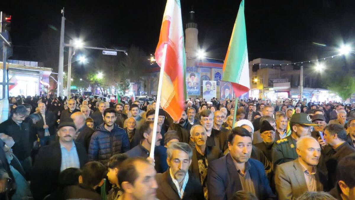 باشگاه خبرنگاران -رژه با شکوه جانفدائیان و شاه حسین گویان روستای نمرور در بیعت با رهبری + فیلم و عکس