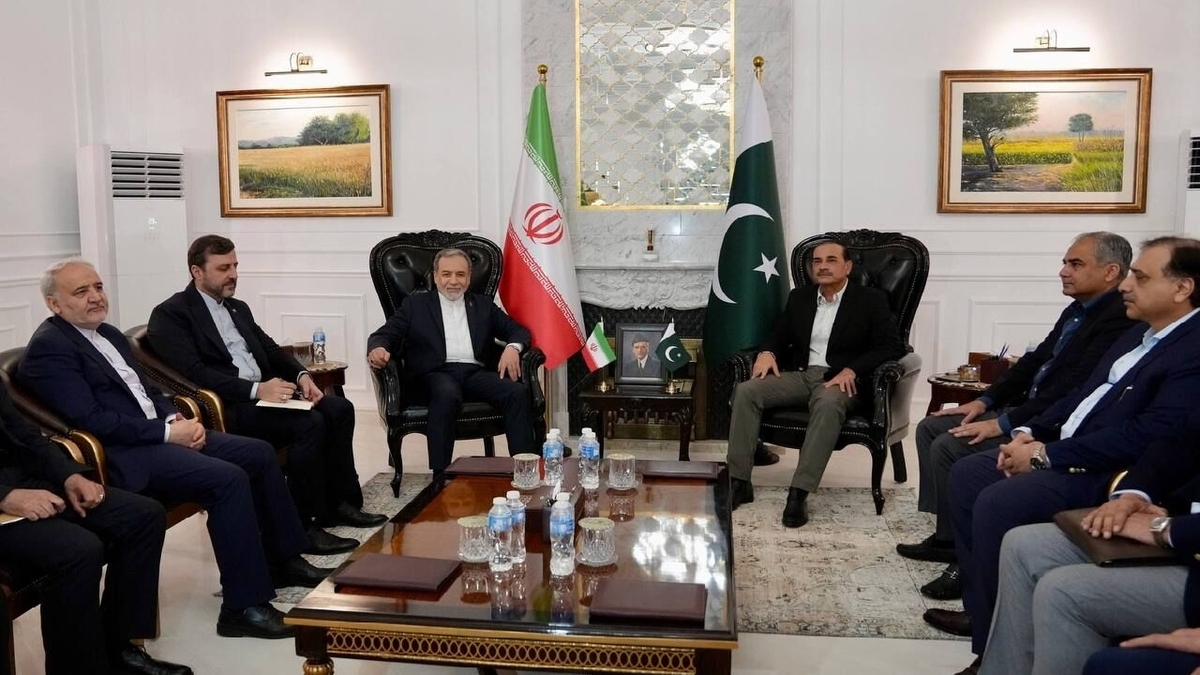 باشگاه خبرنگاران -دیدار وزیر امورخارجه ایران با فرمانده ارتش پاکستان